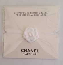 PARFUMS  CHANEL LE PARFUMEZ MOI CAMELIA BLANC ET BRACELET BLANC REGLABLE