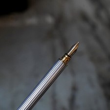 RARE STYLO PLUME S.T. DUPONT GATSBY PL. ARGENT GODRONS - PLUME EN OR MASSIF 18 K