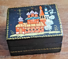 ANCIENNE BOITE EN LAQUE RUSSE PEINTE A LA MAIN SIGNEE