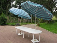 table de jardin et 2 parasols