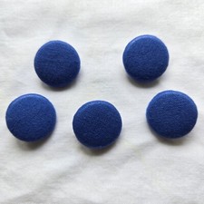 5 boutons recouverts bleu en