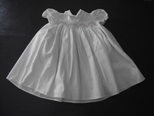 Robe -18 mois- en coton blanc à smocks brodés de roses manches ballon, 