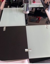 Table design en verre damier + 6 fauteuils noir/blanc – Très bon état –