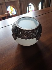  Photophore ancien en verre dépoli et monture métal ajouré