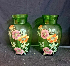 Paire de vases émaillés décor de fleurs .