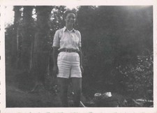 ANCIENNE PHOTOGRAPHIE JEUNE FILLE PREND LA POSE