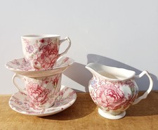 Tasses à café et pot à lait