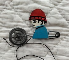 Ancien JOUET EN METAL à roue et ficelle artisanal - 7 cm -