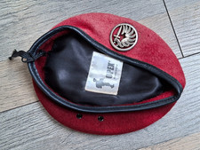 Un béret rouge militaire avec insigne " Parachutiste ".
