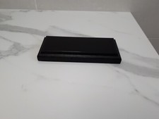 socle en bois peint en noir
