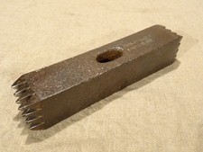 Outil ancien boucharde  tailleur de pierre  marquage Justin Guillet à Villebois