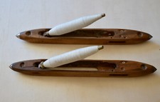 2 Anciennes Navettes de métier à tisser bois massif + 2 bobines de fil vintage