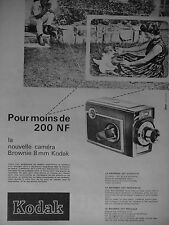 PUBLICITÉ KODAK LA NOUVELLE CAMERA BROWNIE 8 mm INGÉNIEUSE POUR MOINS DE 200 NF