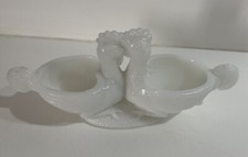 ANCIENNE SALIERE ET POIVRIERE EN OPALINE DE FOIRE BLANC FORME POULE COQ SV