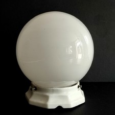 ANCIEN PLAFONNIER GLOBE BOULE EN OPALINE AVEC SUPORT EN PORCELAINE ART DÉCO 