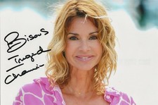 Autographe sur photo de : Ingrid Chauvin ( 19 x 12,5 )Demain nous appartient