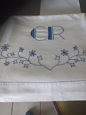 drap ancien en lin avec monogramme et broderies fleurs bleues 280 x 190