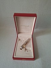 SUPERBE PINCE A CRAVATE DUPONT EN METAL ARGENTE.