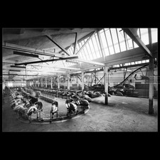 Photo M.000030 VESPA SCOOTER FACTORY ASSEMBLY LINE 1950