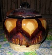 important pot couvert en porcelaine de Camille Tharaud à Limoges