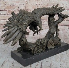 Sculpture De L'Aigle En Vol En