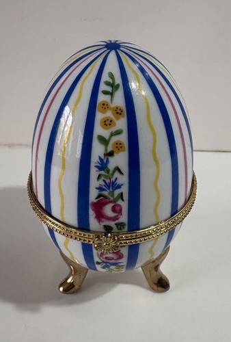 Oeuf porcelaine sur - en, pieds