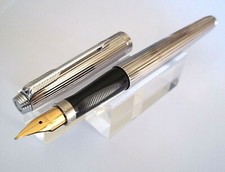 MYTHIQUE STYLO PLUME PARKER 75 PLAQUE ARGENT FINITIONS GODRONS PLUME OR K147