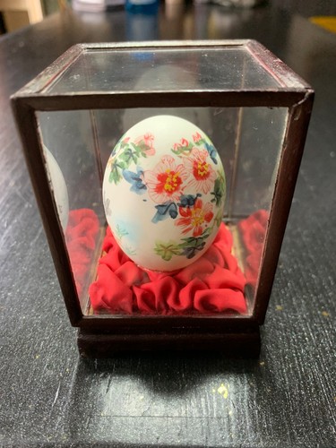 Petit oeuf décoré signé - oeuf,