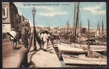 CPA Les Sables-d´Olonne, Scène animée au port avec bateaux et passants 