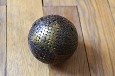 Ancienne boule cloutée lyonnaise avec clous dorés formant des noeuds-papillon
