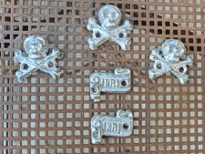 5 Petites Plaques Metal Tetes De Mort Et Inri Religieuses