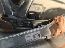 Leve vitre electrique avant gauche RENAULT CLIO 3 PHASE 1 8200843592