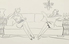 Femme lisant sur le canapé |