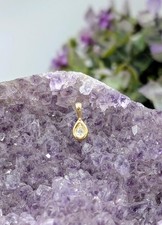 Pendentif orné d'un diamant forme poire d'environ 0,04ct  Or 750 Millième (18 C