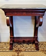 Petite console ouvrant par - , un