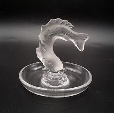 Coupelle baguier en cristal moulé dépoli à décor de poisson signé Lalique XXème