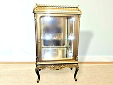 Une vitrine Louis XV en bois