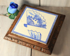 Dessous de Plat Socle en Terre de Fer Décor Japonisant Bleu et Bois Sculpté Main