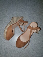 NEUVES Taille 39 magnifiques chaussures compensées Camel EXCELLENT ETAT