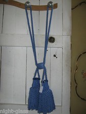 1 GRANDE EMBRASSE POMPON