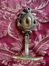 Patère ancienne en bronze