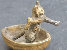 Bronze miniature chat dans un coquille de noix Dimensions 4 x 4 cms Signature