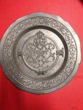 assiette en etain avec Blason 