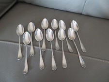 11 petites cuillères en