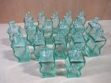 Lot de 18 petites bouteilles / FIOLES en VERRE fantaisie déco - Hauteur 13,5 cm
