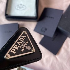 Broche badge triangle PRADA