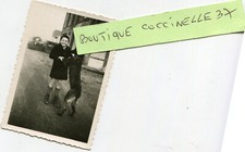 PHoto en 1945 Enfant chien devant L'Hôtel du Commerce L Jamet à Sargé sur Braye