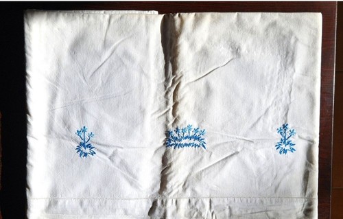 Ancien drap brodé fleurs - -,