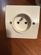 Legrand Neptune II Prise 2P en Plastique à Griffes Blanc