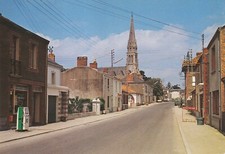 Carte postale ancienne postcard SAINTE-PAZANNE rue hôtel de ville garage peugeot